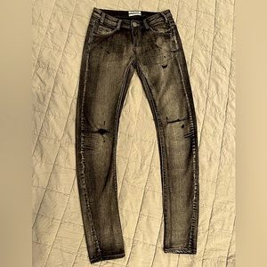 Mid waist/Short rise/Fitted bowed leg/curved raw hem